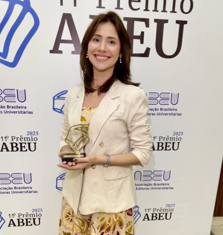 Ticianne Darin recebe prêmio de primeiro lugar na Cerimônia 11º Prêmio ABEU